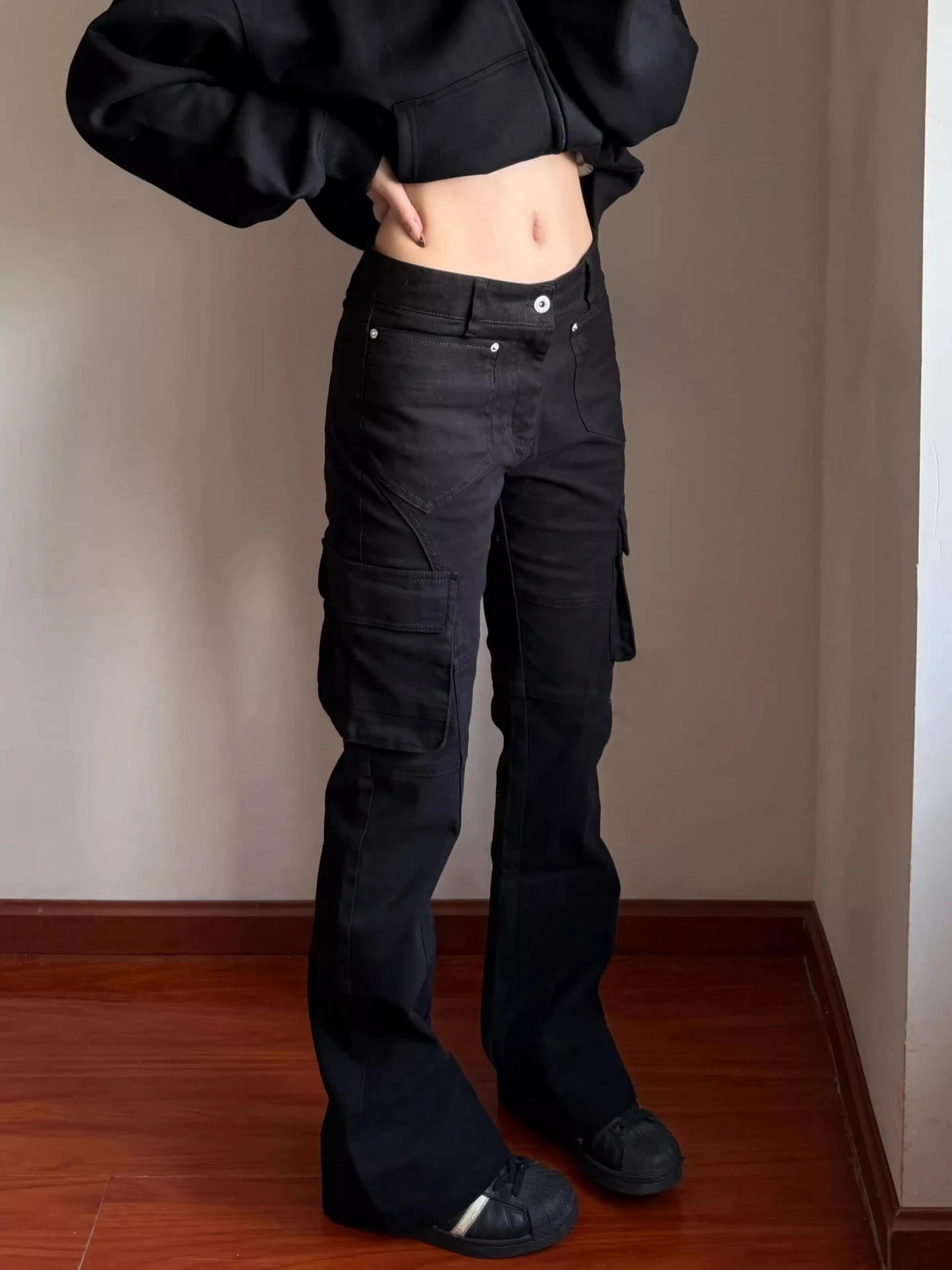 

Ретро-джинсы в американском стиле, прямые, зауженные, с эффектом стройности, расклешенные, из денима, в уличном стиле