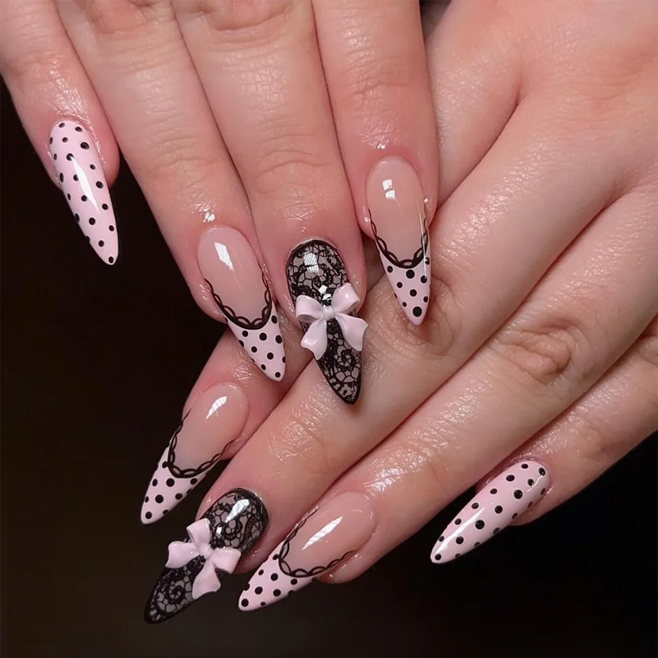 24 piezas uñas postizas con diseño de lunares y encaje negro, estilo francés rosa dulce, con moño 3D
