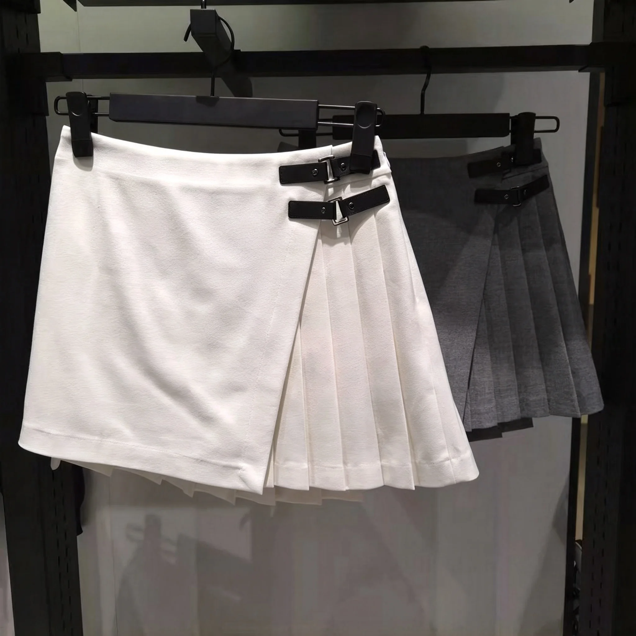 2026 Autumn Women Golf Pleated Skirt Wrap Buckle Design Built-in Shorts Sports Skort