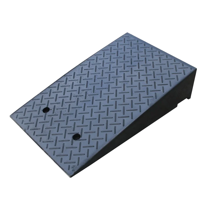 Heavy Duty Recycled Rubber Black Kerb Ramp with 10-15mph Speed Rating and Portable Installation