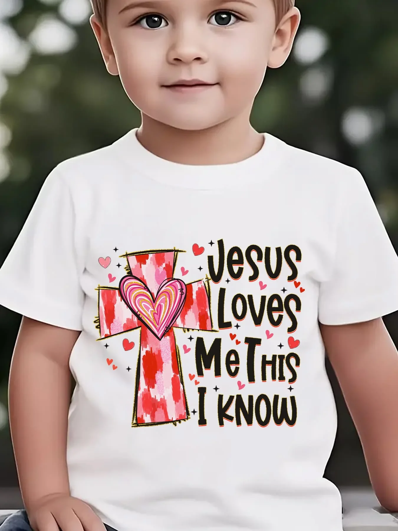 T-shirt noir pour enfants sur le thème de la foi, avec texte « Jésus m'aime, c'est ce que je sais », imprimé mignon avec croix et petits cœurs, décontracté, à manches courtes