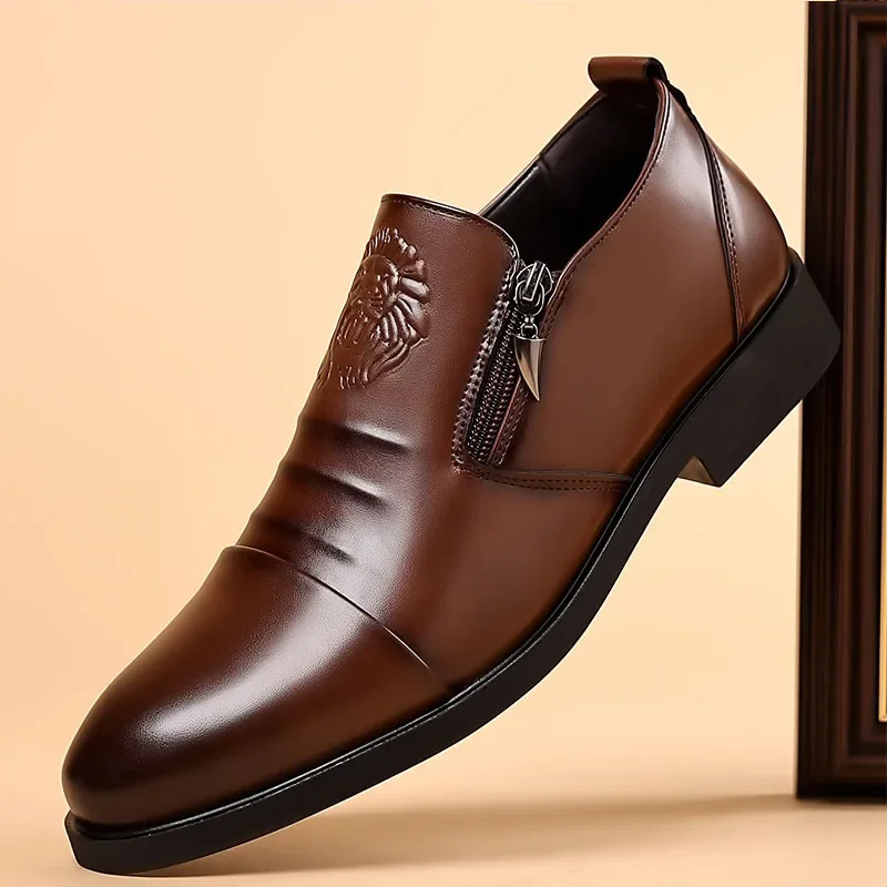 

Новые мужские кожаные туфли, мужские деловые модельные туфли, черные, коричневые повседневные лоферы без шнуровки на молнии, модные свадебные туфли на маленьком каблуке со львом