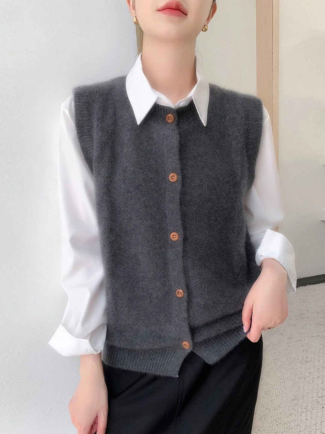 

Женский вязаный жилет-кардиган ZMR 00 из чистой шерсти с круглым вырезом и подплечниками