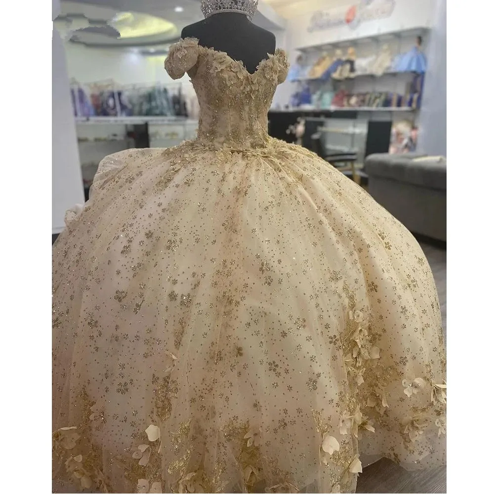 Abiti Quinceanera in oro Champagne Gillter off spalla 3D corsetto con lacci floreali cattedrale treno Prom Vestidos de 15 asenos