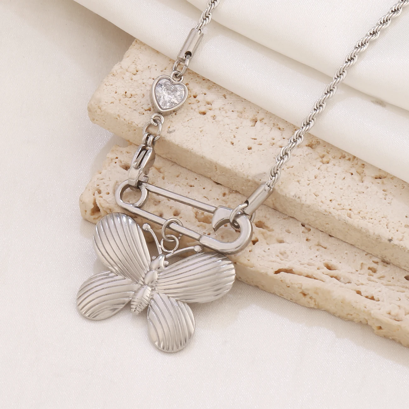 316L الفولاذ المقاوم للصدأ عقد بحلية متدلية على شكل فراشة قلادة للنساء موضة القلب الزركون بروش Charms سلسلة القلائد فام مجوهرات هدايا