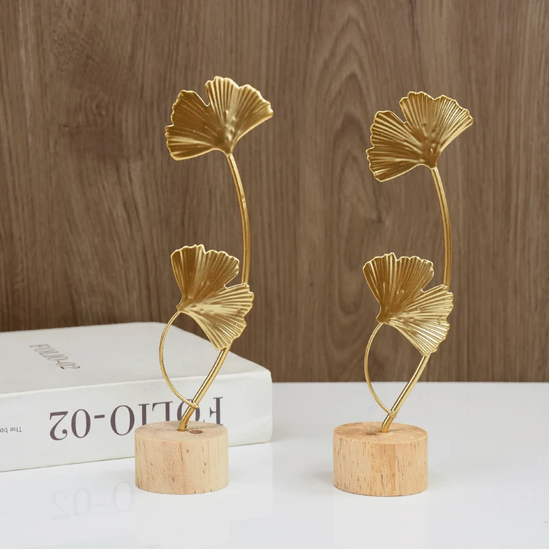 Arte nórdico de hierro, decoración de hojas de Ginkgo, modelo de Metal de plumas doradas, figuritas de oficina, adornos de escritorio, decoración del hogar para sala de estar