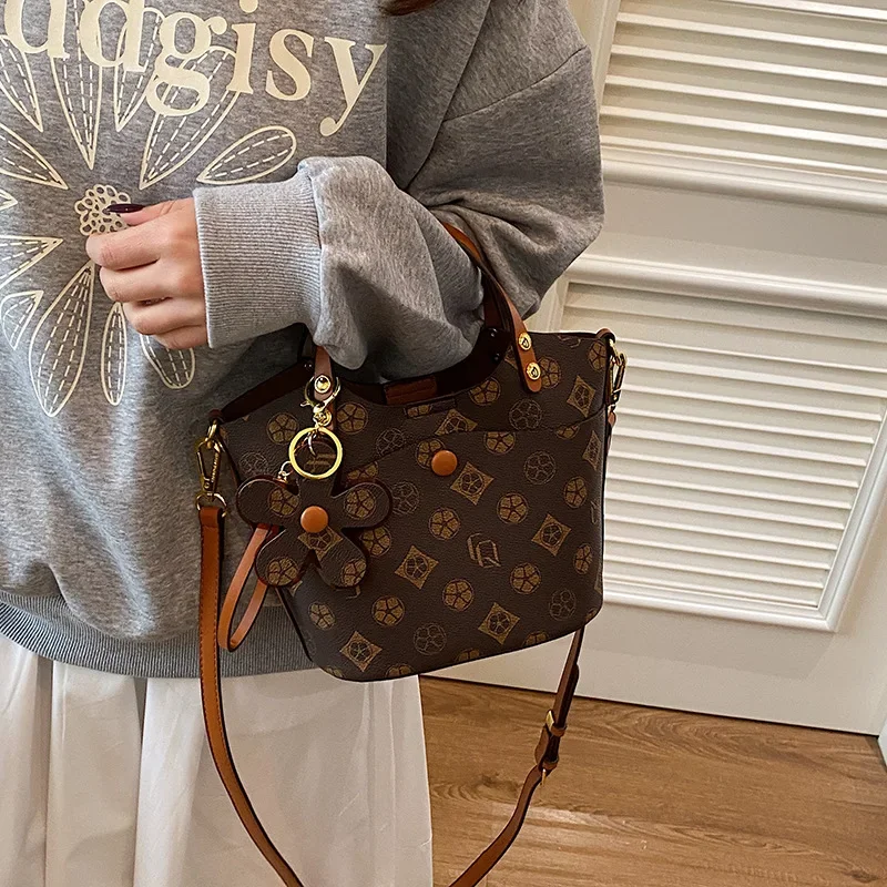 في عام 2025، حقائب يد مطبوعة بتصميم ريترو، وحقائب كروس قابلة للتحويل، وحقائب نسائية فاخرة الأكثر مبيعًا