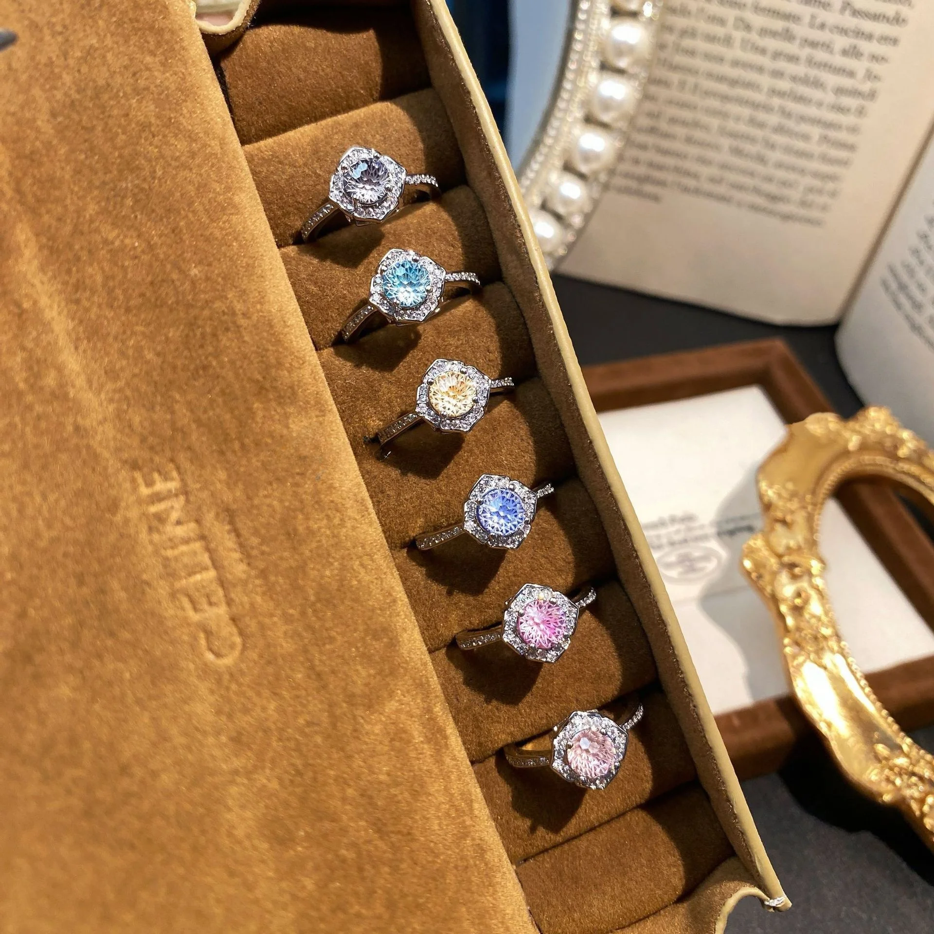 

Кольцо с топазом и синим сапфиром, модное, шикарное, универсальное, с ощущением роскоши, легко сочетается со всем, простое, но элегантное.