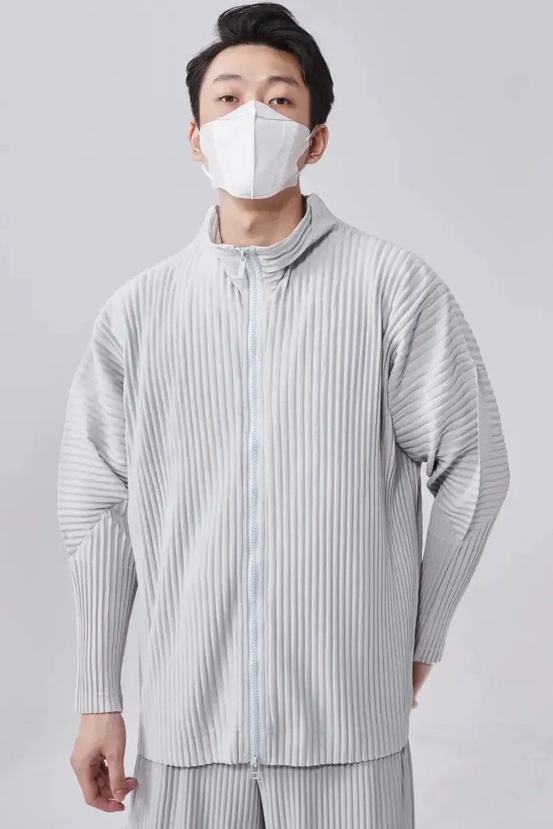 

2025 Men's Pleated Stand Collar Zip Up Jacket Light Gray Long Sleeve Loose Fit Casual Fashion Daily Wear Outerwear