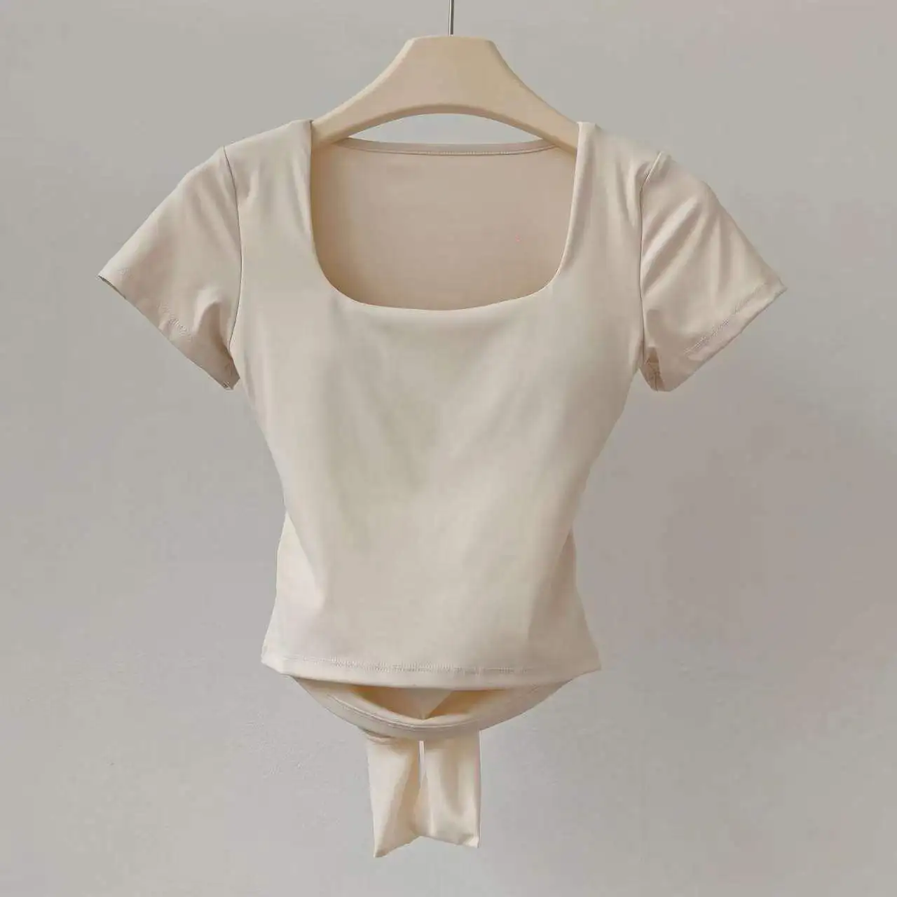 Kurzärmelige Yoga-Kleidung für Damen mit Brustpolstern, atmungsaktiv, schnelltrocknend, mit festen Cups, für Pilates, Training, Laufen und Fitness. – Detail 7