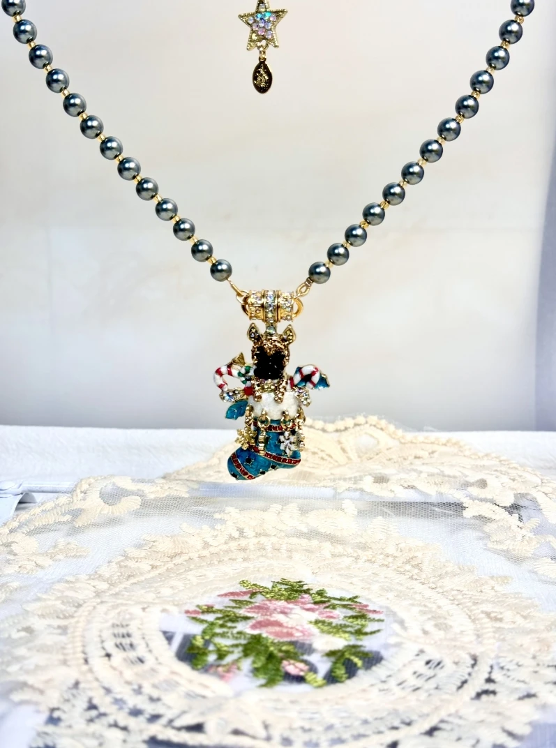 

Модные милые носки KF в европейском и американском стиле, с черным щенком, голубыми носками, Рождественская атмосфера, ожерелье из глазурованного жемчуга