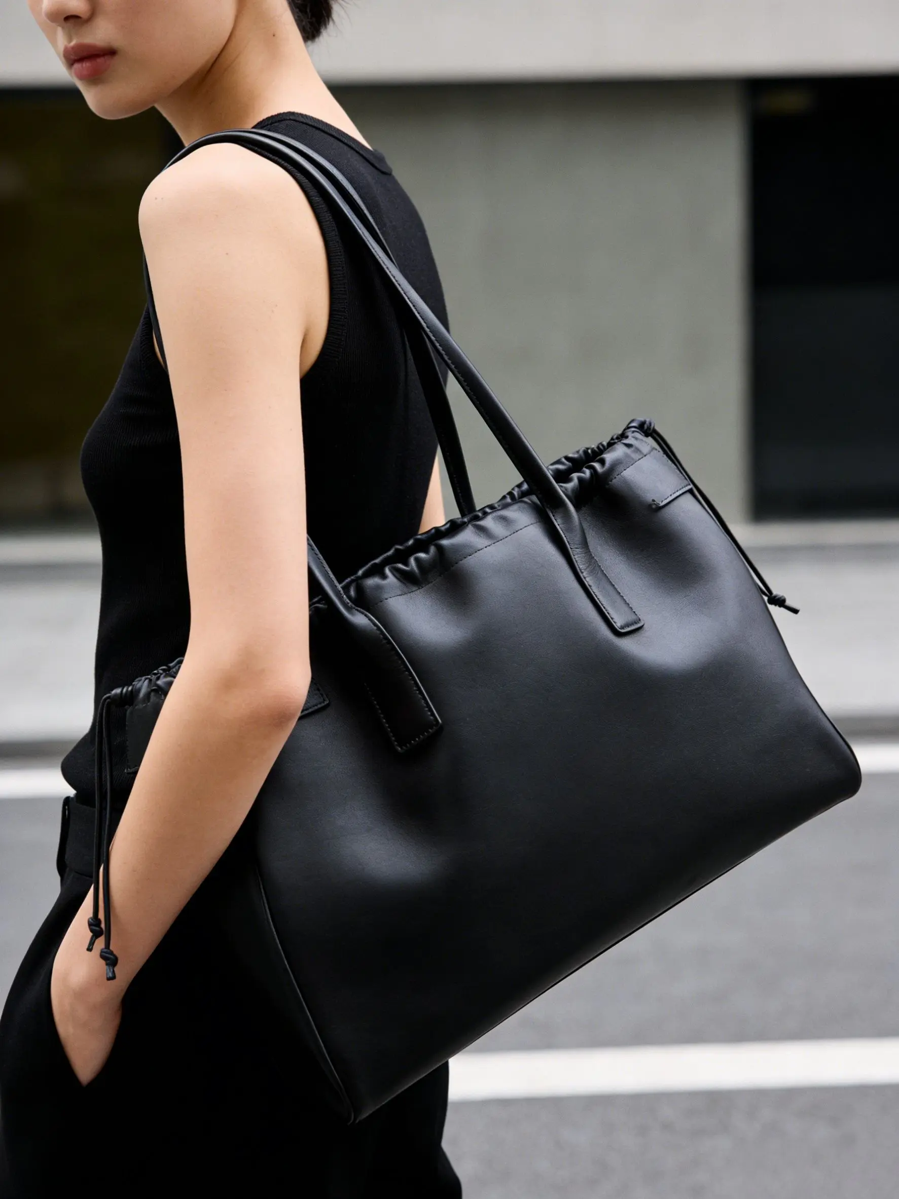 

Black Leather Tote Bag Women's New Luxury Minimalist High-End Commuter Shoulder Bag Winter Versatile Soft British Style