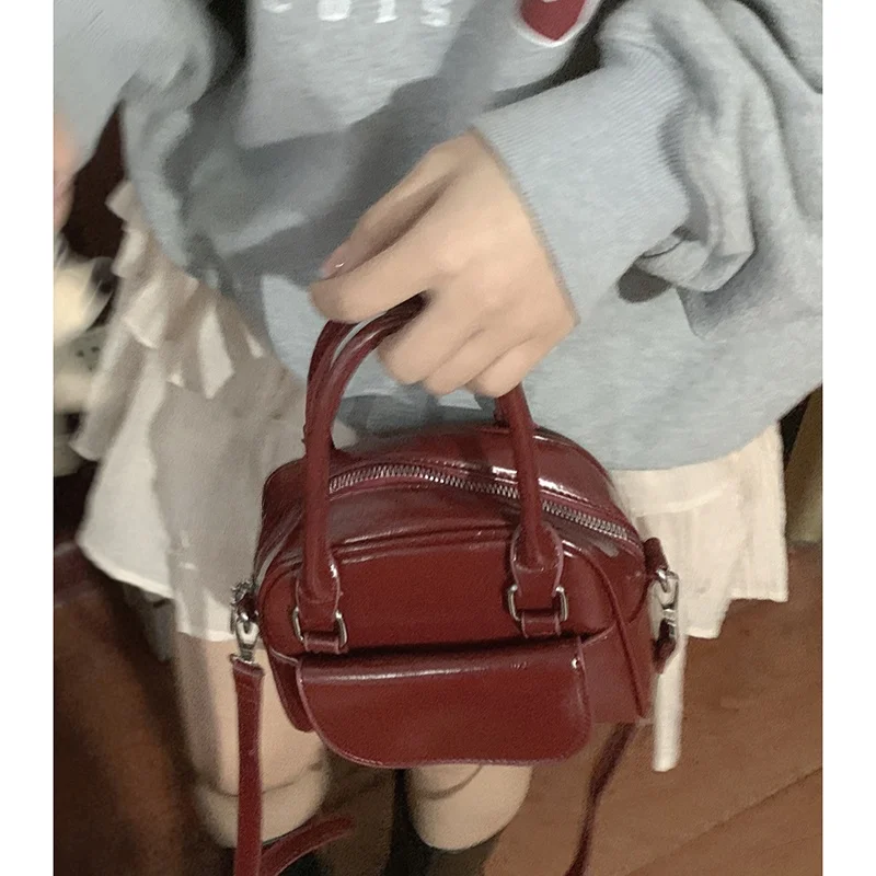 حقيبة يد نسائية حمراء 2023 حقيبة مربعة صغيرة جديدة على الموضة حقيبة كتف واحدة متعددة الاستخدامات حقيبة كروس حقيبة زفاف مصنوعة...