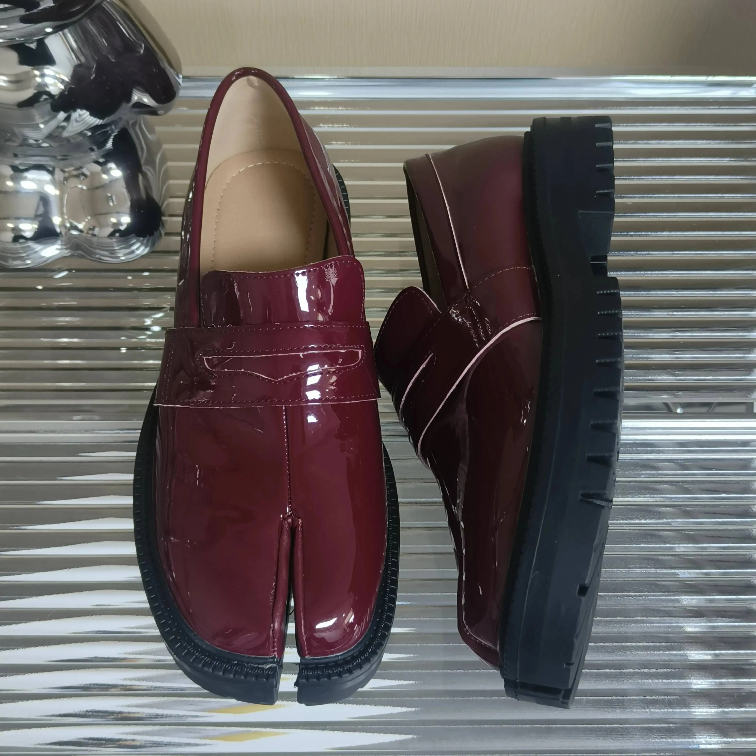 

Burgundy Tabi Shoes Loafer for Men and Women Split Toe Thick Sole Casual Patent Leather Shoes Moccasin 2025