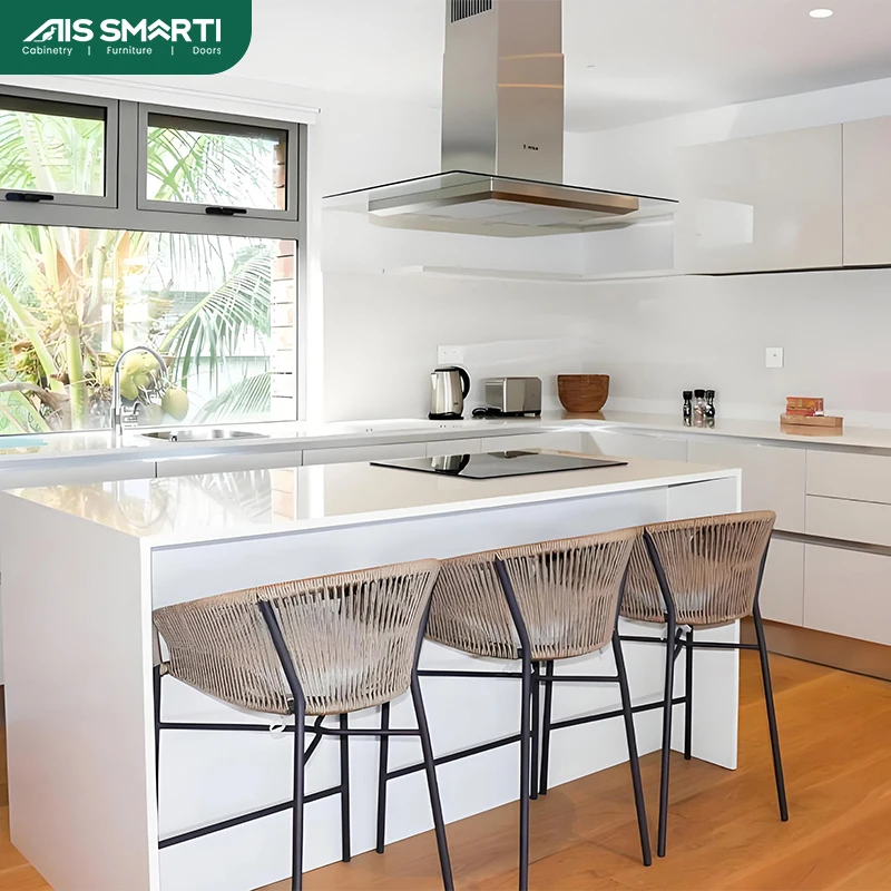 

Современный высококачественный простой набор кухонных шкафов из ПЭТ, белый мраморный остров, вытяжка, дизайн кухонного шкафа