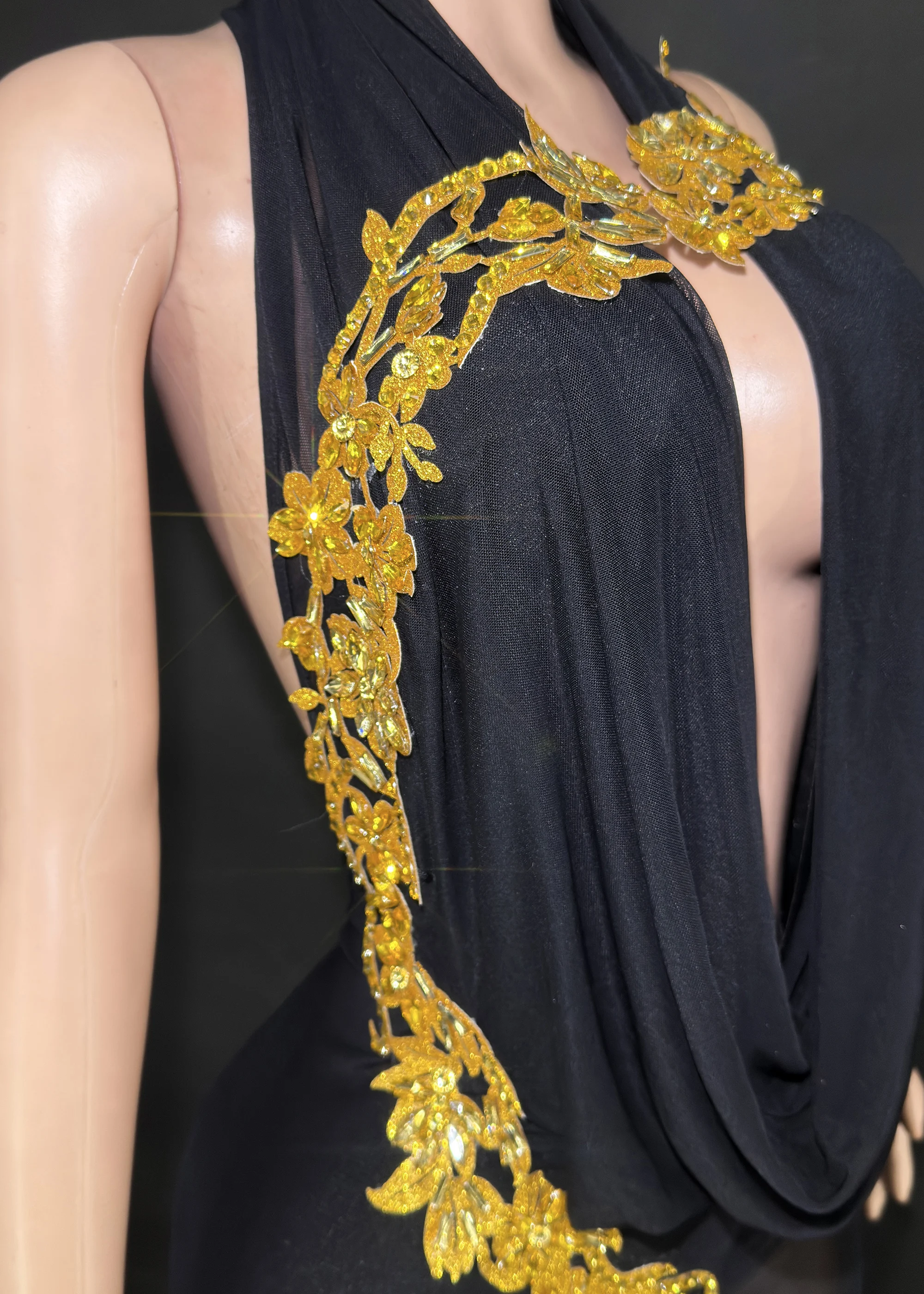 ZD Glamorous Black Sheer Long Evening Dress – Sexy Deep V Halter Mermaid Gown with Gold Appliqué Details, Elegant Transparent