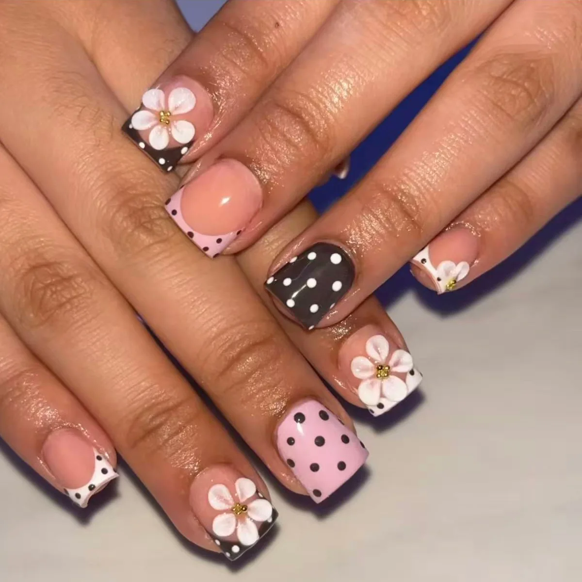 

24PCS Short Square Press on Nails Pink Black Polka Dot Fake Nail with 3D White Flower Cute French Tip Nail Art Daily Casual Wear