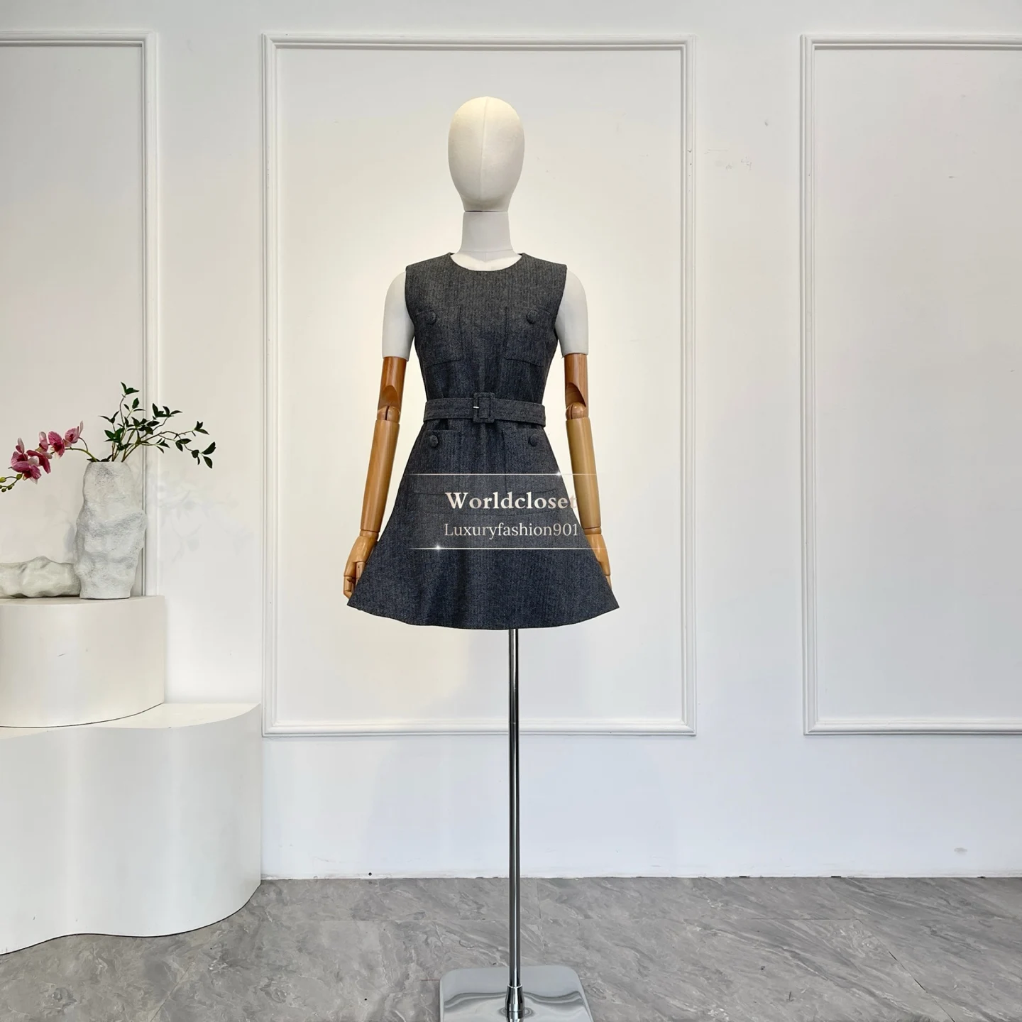 

Новейшее женское мини-платье без рукавов с поясом и карманами, серое, с круглым вырезом, коллекция Весна-Лето 2026