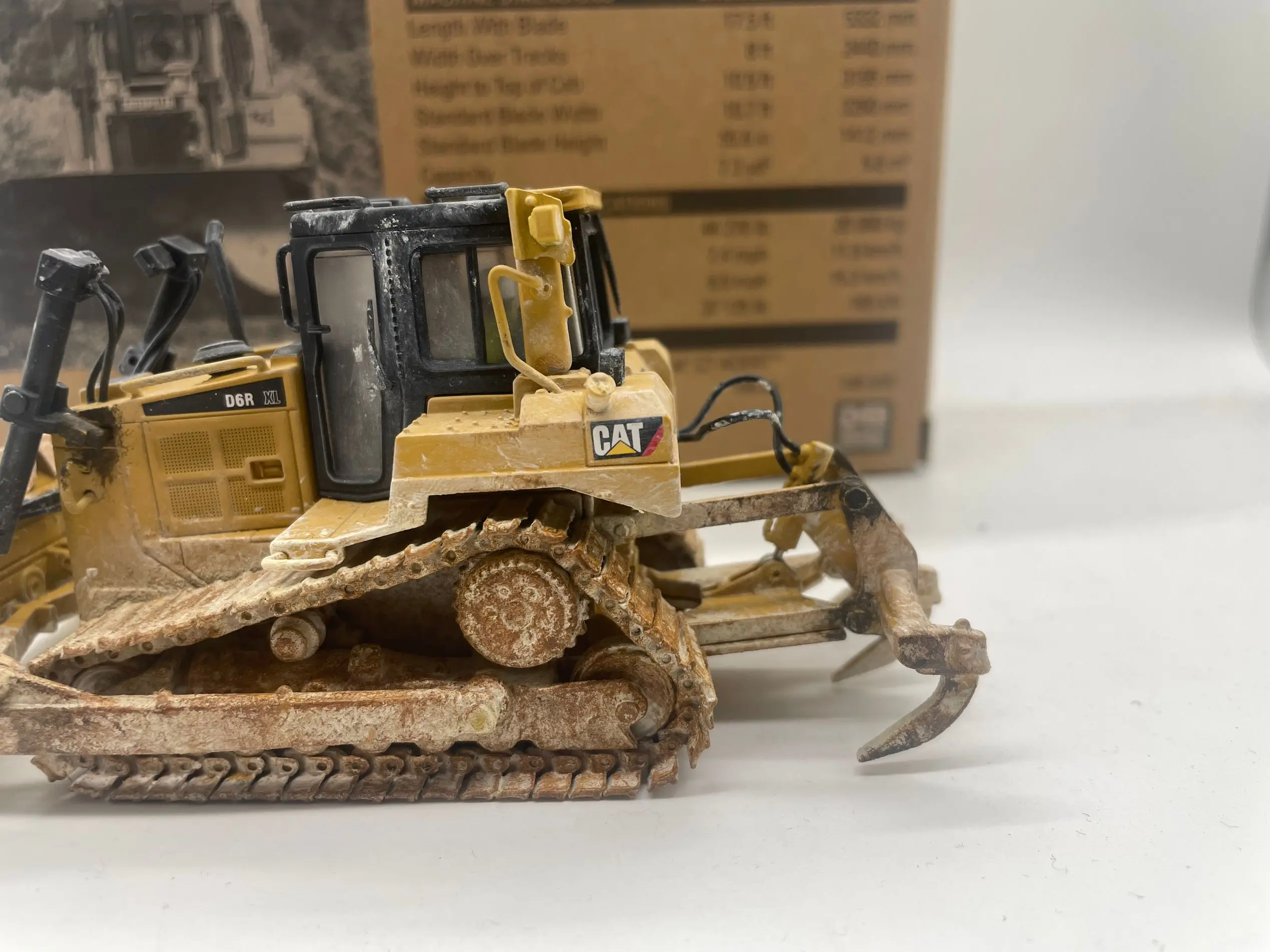 D6R XL نوع المسار جرار جرافة إصدار موحل 1:50 دييكاست المقتنيات هدية لعبة إرفاق عشوائيا عامل 85910C جديد