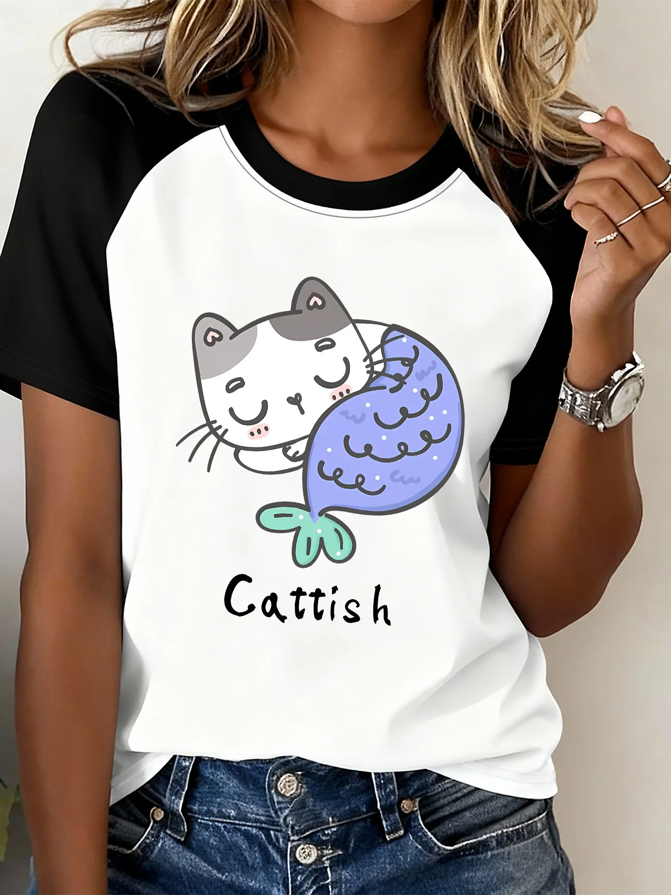 Fashionable T-Shirt in Black and White, with Cartoon Cat and Fish Tail Pattern, Raglan Short Sleeves, Fun and Cute Casual Top
