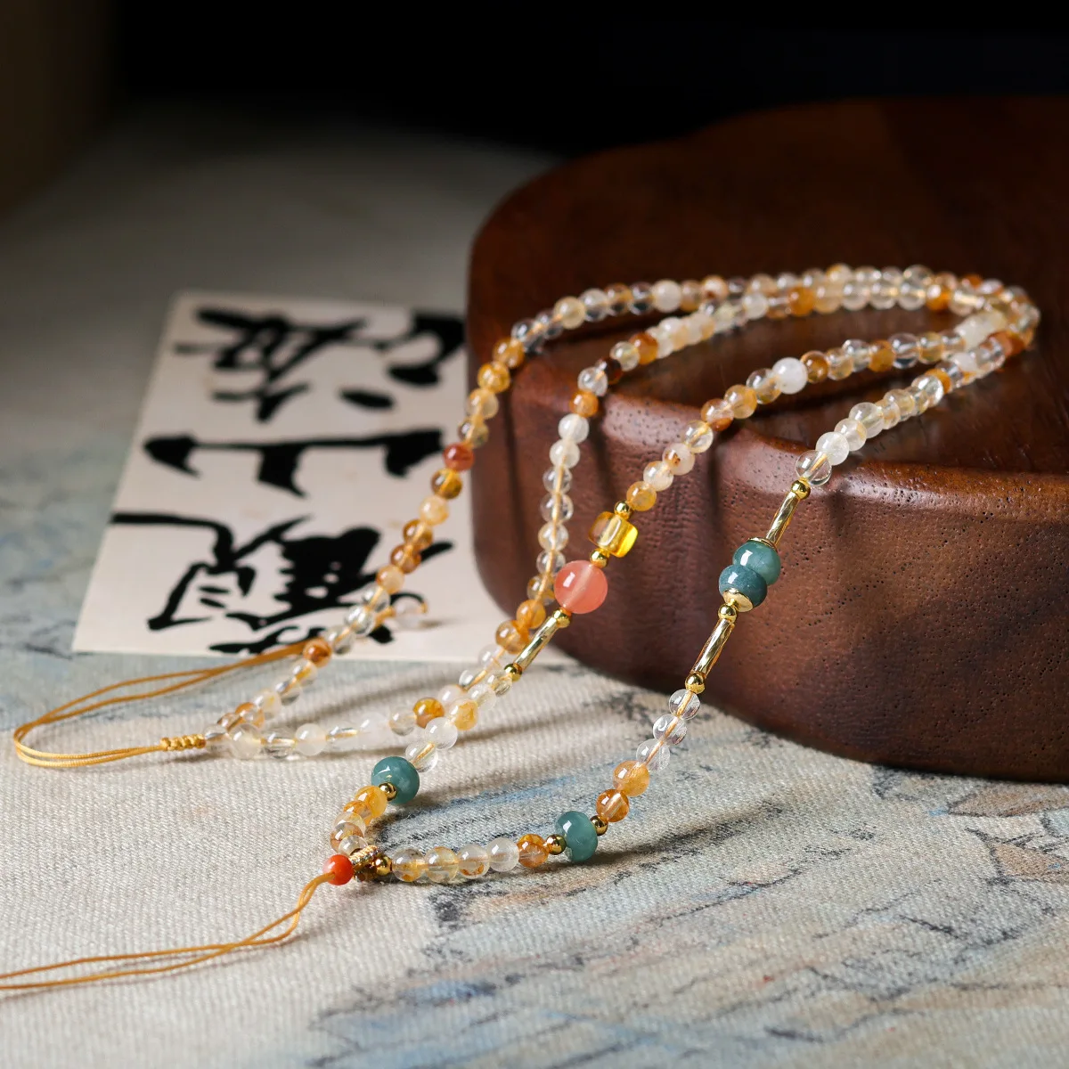 

Оригинальный плетеный вручную универсальный кулон-подвеска из желтого кристалла для культурных игрушек, с синим водным нефритом, пчелиным воском и южным красным агатом.