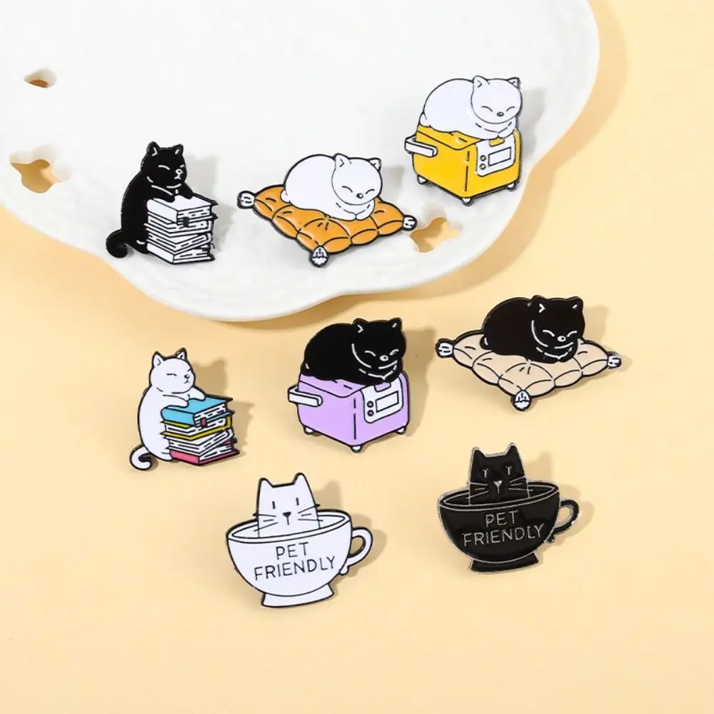 Kawaii esmalte xícara de café gato broche animal roupas pinos sono gato broche crachá liga leitura gato broche masculino