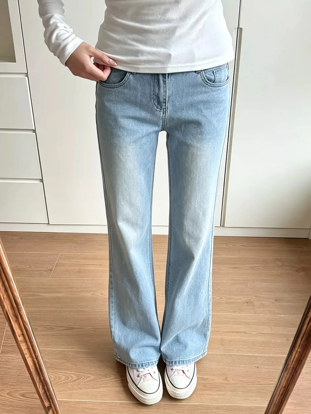 Calça Jeans Unissex Azul Claro com Bainha Franzida em Seda Gelada, Fina e Fresca para o Verão, Modelo Elevado de Perna Reta
