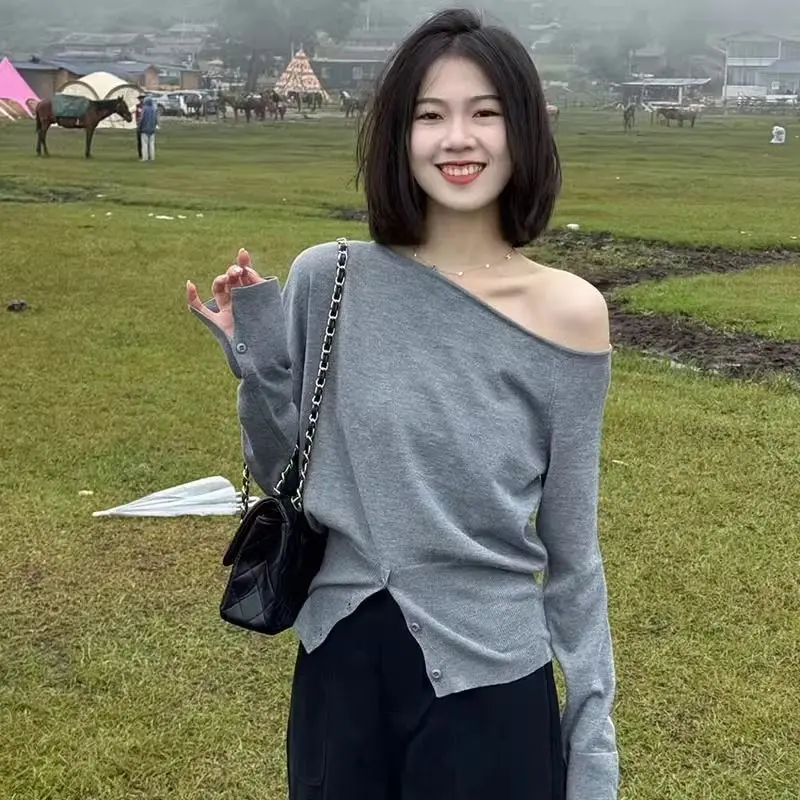 

Early Autumn New Style French Irregular Slanted Shoulder Long Sleeved Knitted Sweater for Women Slim Fit with an Open Shoulder