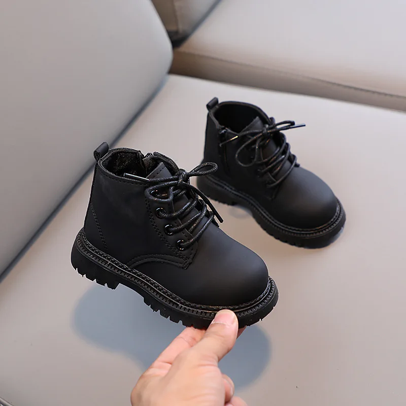 

Детские осенне-зимние ботинки на мягкой подошве с боковой молнией для девочек, однотонные короткие ботинки в британском стиле, модные ботинки для мальчиков со шнуровкой спереди