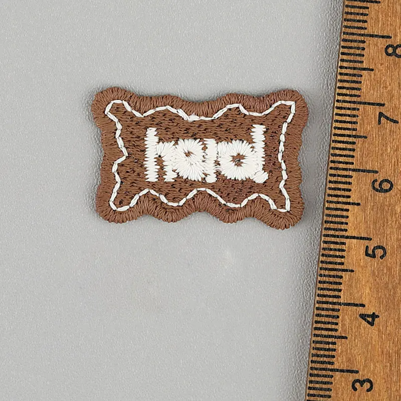 100 Stück 2x3,1cm Quadratische Buchstaben-Stickerei-Aufnäher für DIY Schuhe Hüte Hosen Socken - Kleidungszubehör Etiketten – Detail 6