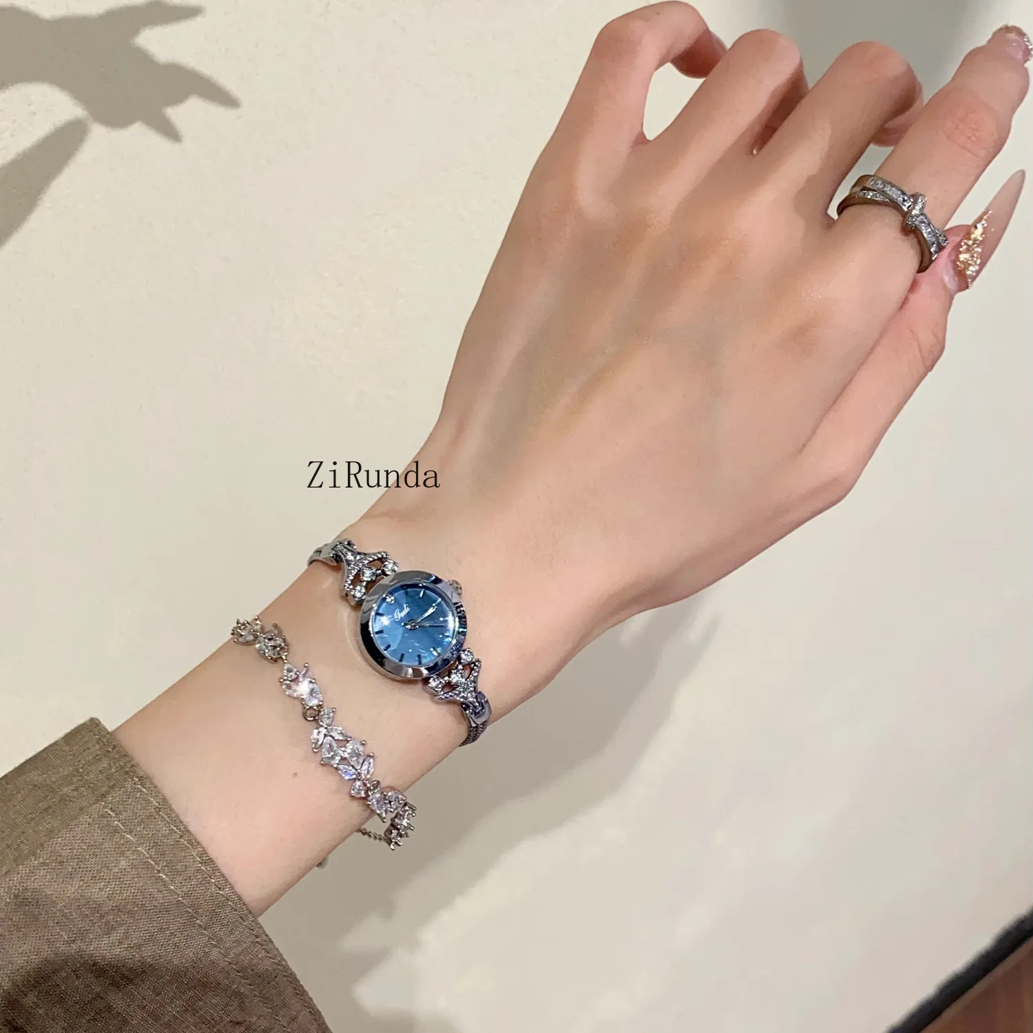 ساعة سوار ساعة نسائية صغيرة رائعة ذات قيمة عالية وخفيفة الوزن وساعات نسائية فاخرة في مكان العمل