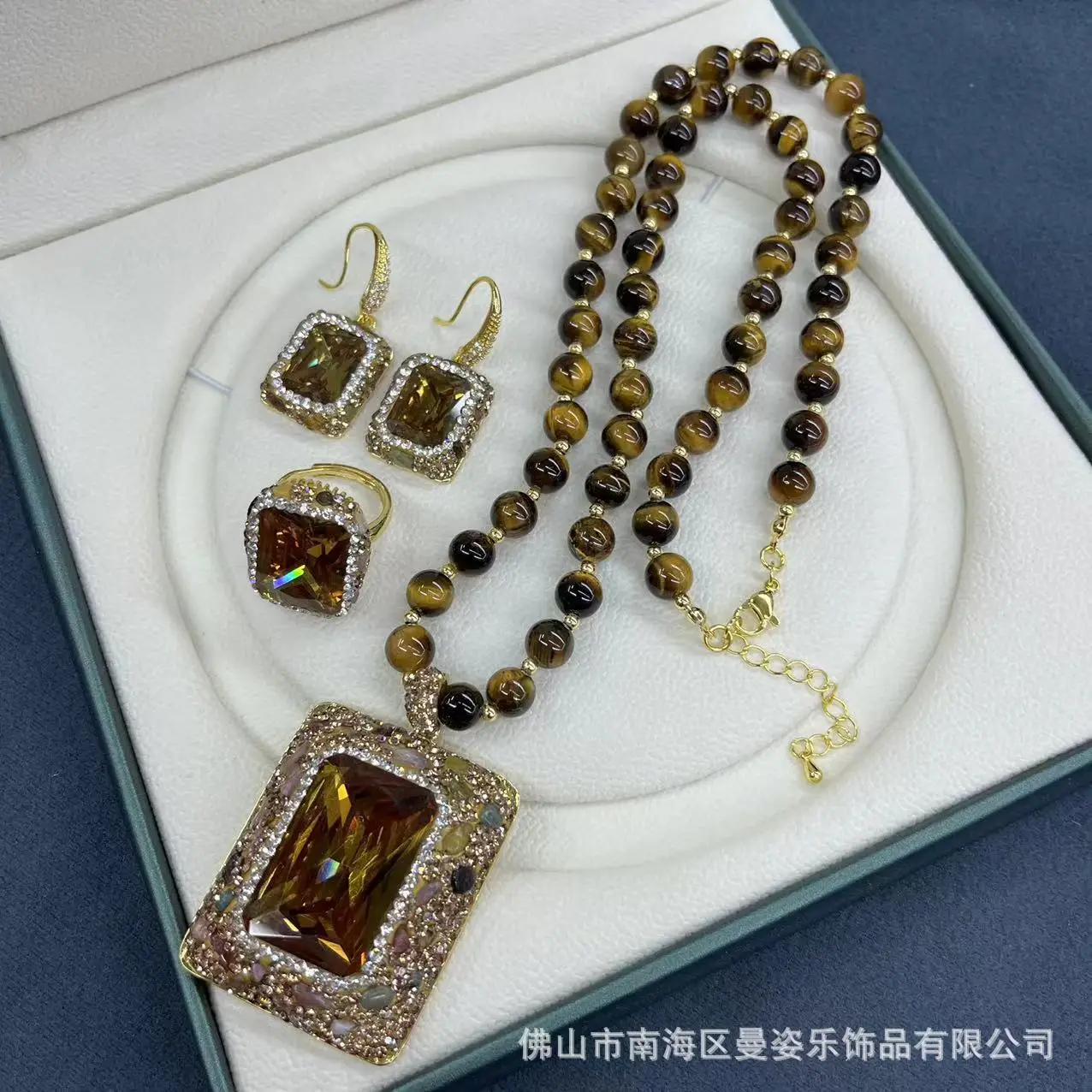 

Ore Internet celebrity sultan stone set full of crystal craftsmanship natural tiger stone sweater chain high-end direct batch