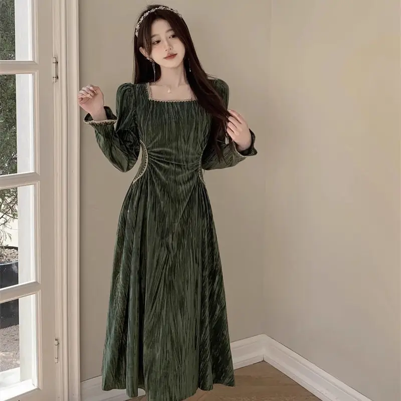 Long Sleeved Retro Dark Green Velvet Drape Dress for Women's Autumn and Winter New Style Slimming and Waist Cinching Long Skirt