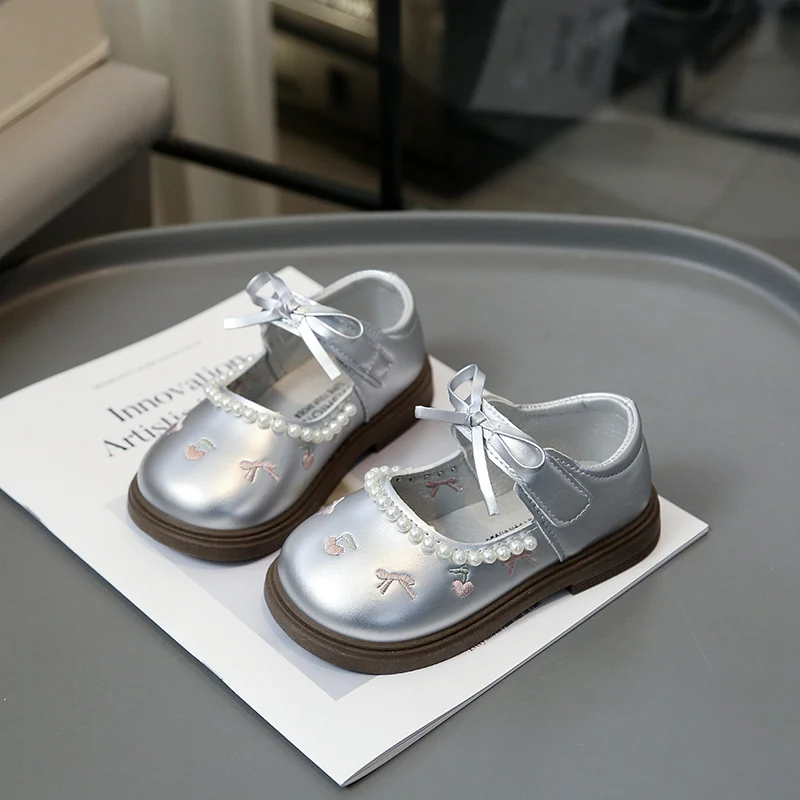 

Детская повседневная обувь с простыми бантами. Детские туфли на плоской подошве с круглым носком и милыми бусинами. 2026 Новая модная обувь принцессы для девочек на мягкой подошве.