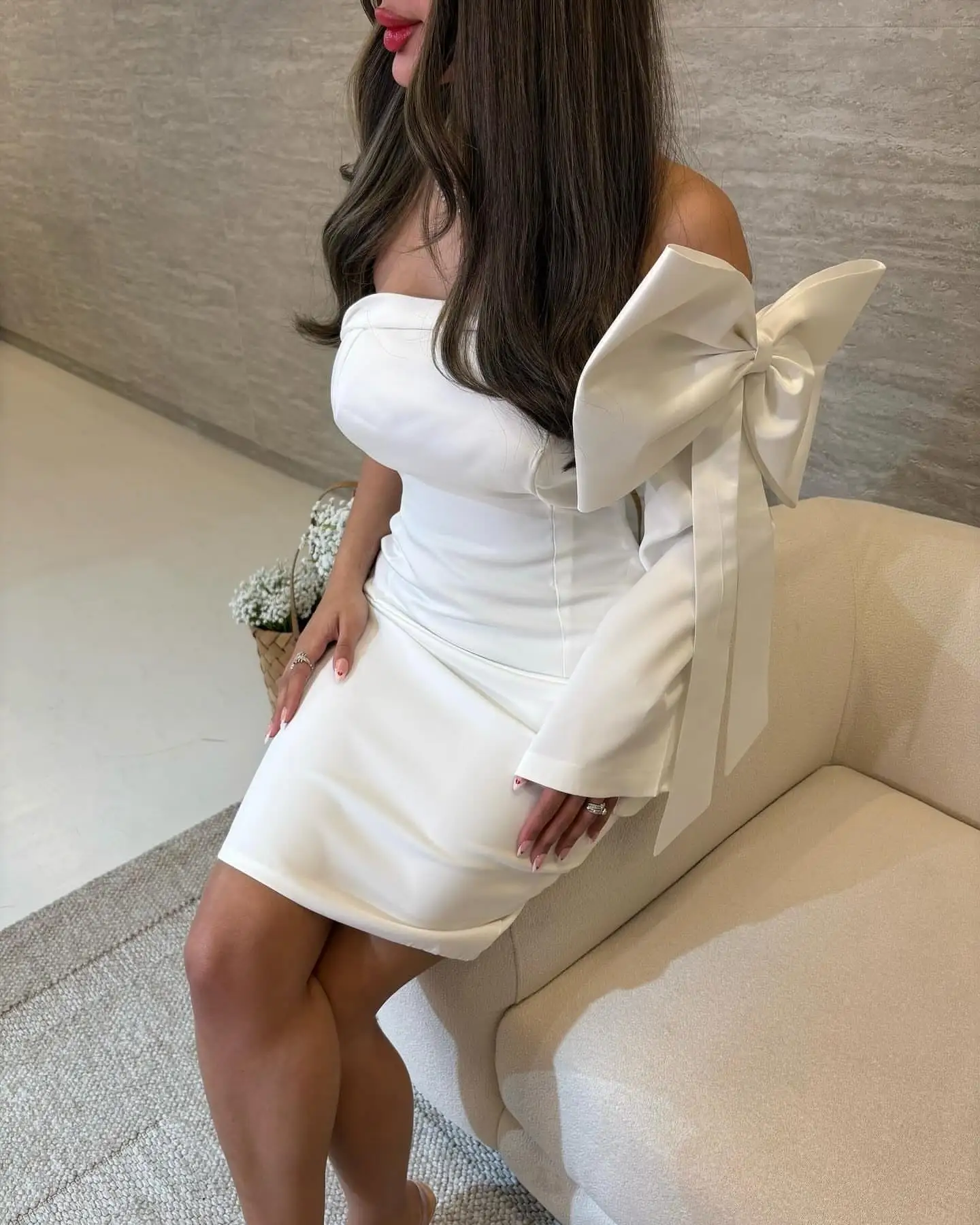 Meetlove بدون حمالات بكتف واحد غمد طول قصير فساتين لحضور الحفلات الموسيقية بسيطة أنيقة كاملة الأكمام بسيطة فساتين مناسبة بيضاء القوس 2025