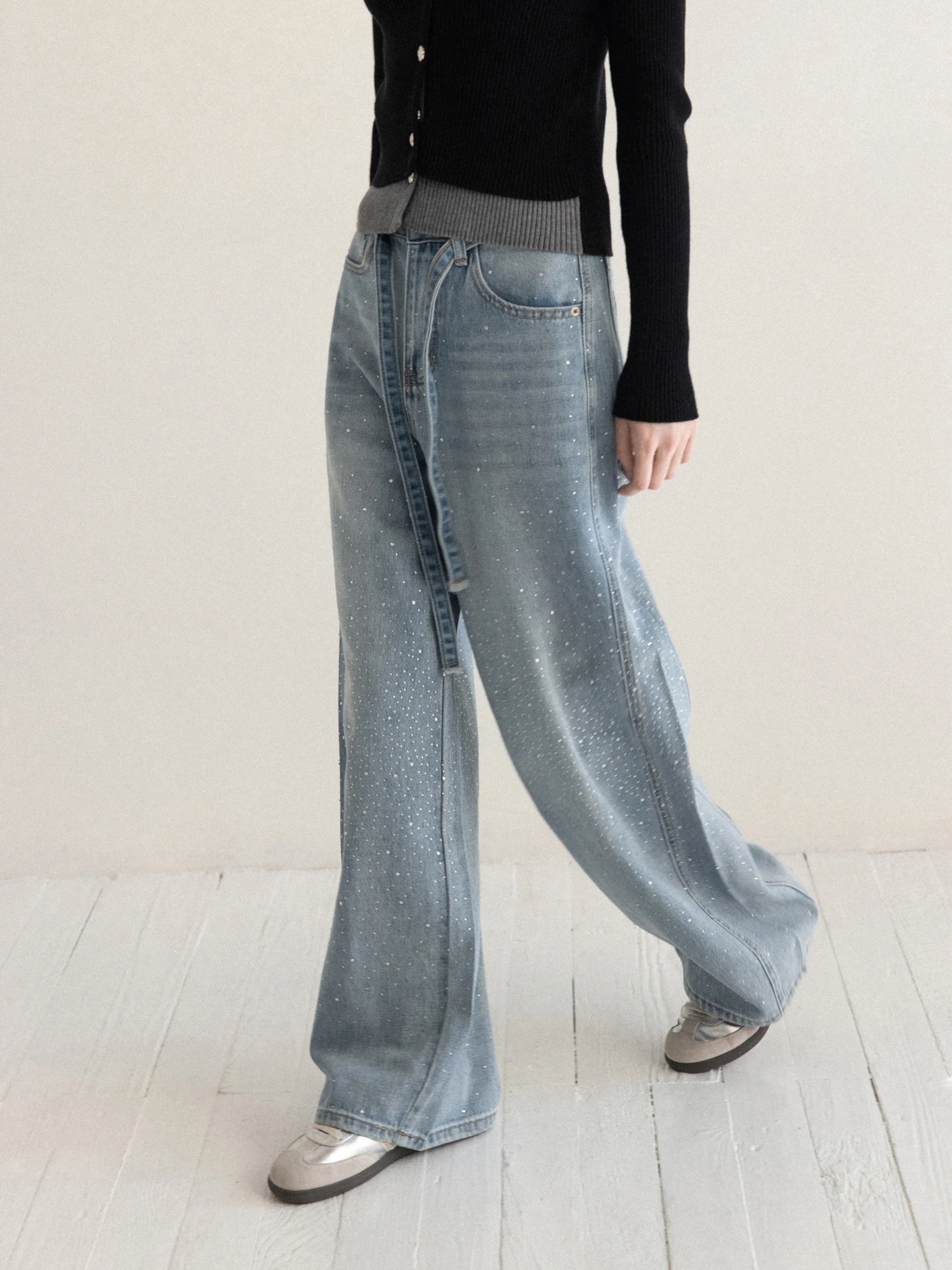 กางเกงยีนส์เอวสูงทรงขากว้างสำหรับผู้หญิง ฤดูใบไม้ผลิ 2026 สไตล์ลำลอง ประดับด้วยคริสตัลรูปดาวสีเงิน ทรงตรงช่วยให้ดูผอม