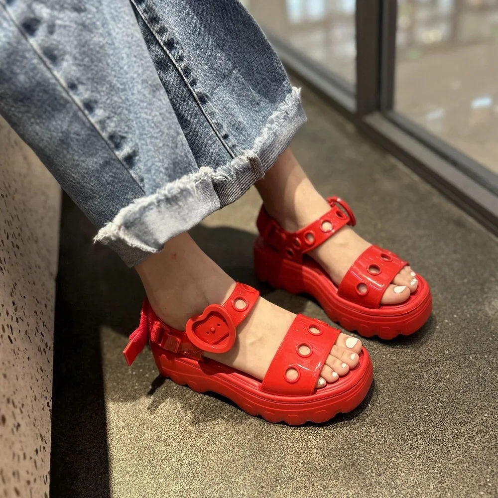 Zapatos de pastel de pino de Brasil para mujer, sandalias romanas de suela gruesa con botón de corazón hueco, zapatos de gelatina de playa de verano para mujer, nuevo