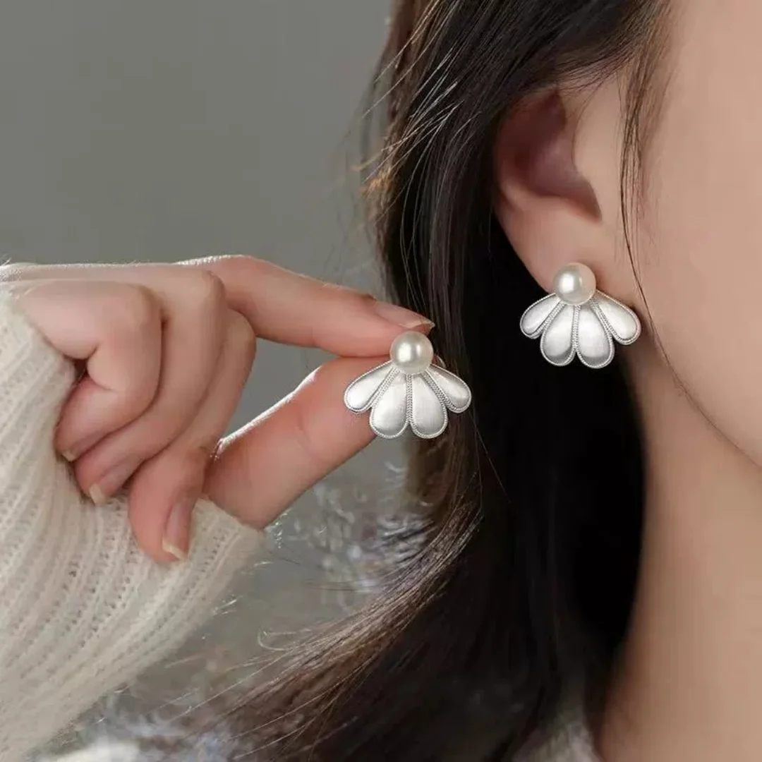 Uini Tail hot selling 925 sterling silver needle large petal pearl earrings exquisite 2026 new high-quality temperament earrings