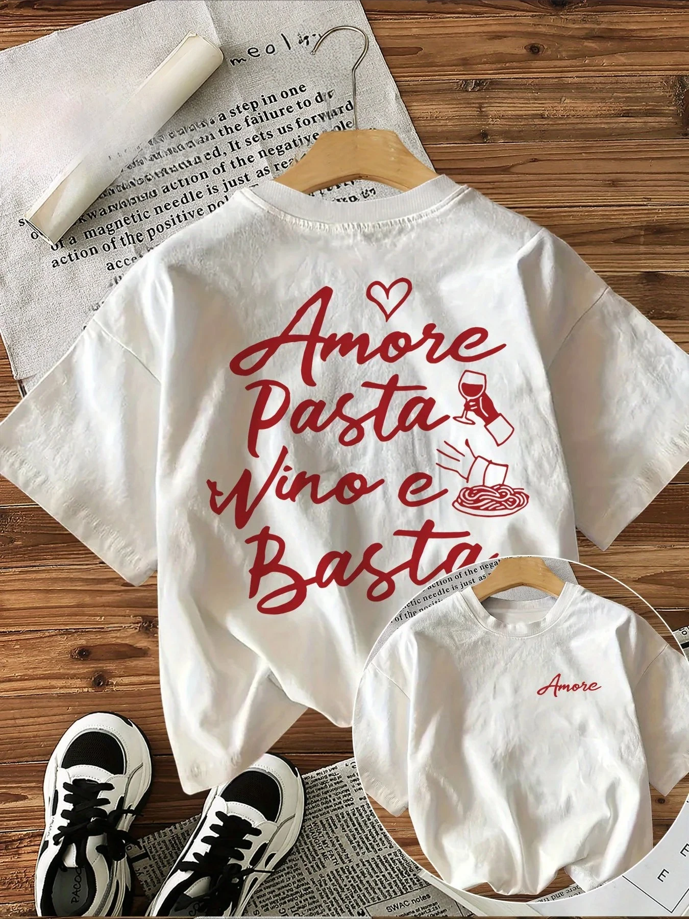 Camiseta casual de mujer con cuello redondo y manga corta, con un diseño de comida italiana llamado "Amore Pasta Vino E Basta".