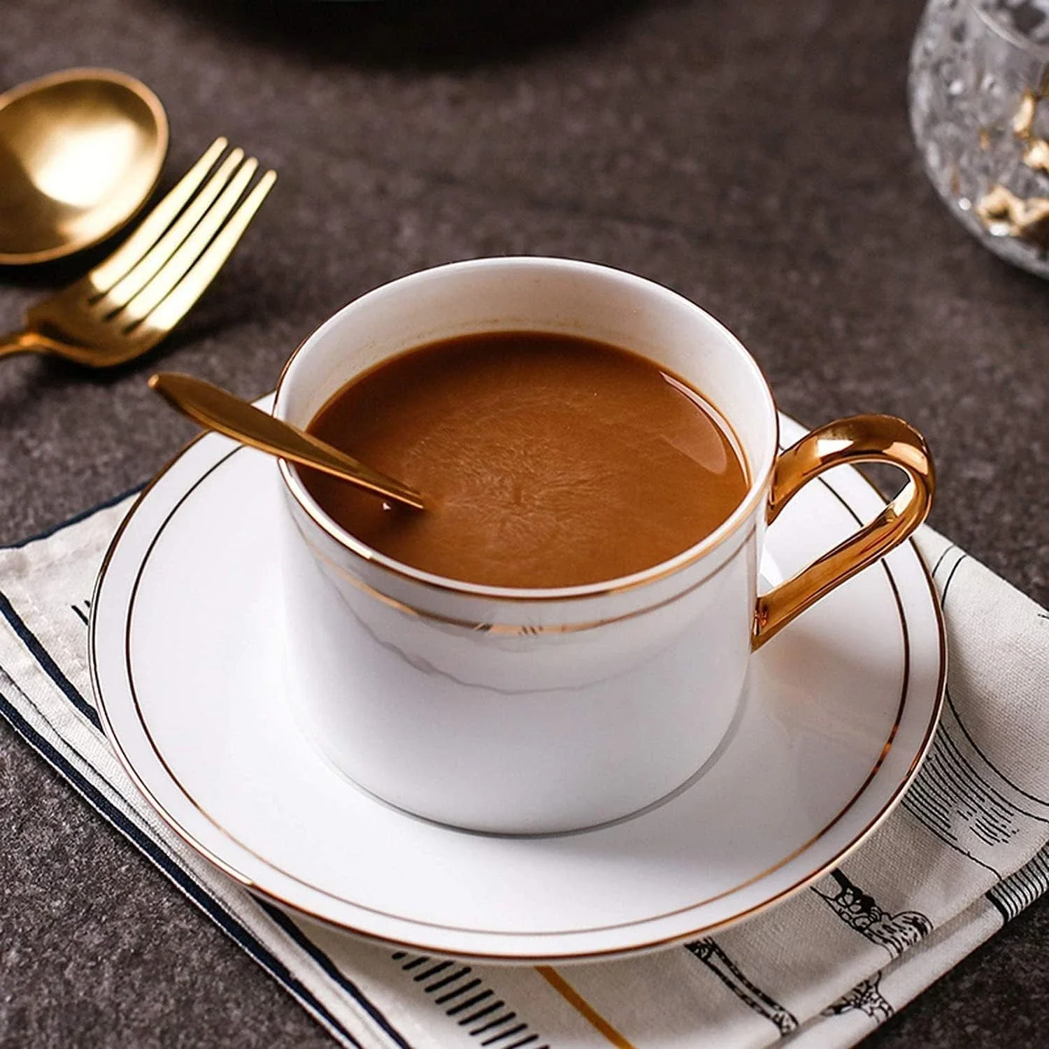 Conjunto de xícaras de chá e café de cerâmica branca requintada e bonita – Caneca de café elegante de 8,5 onças e xícara de chá com linha dourada ornamentada de