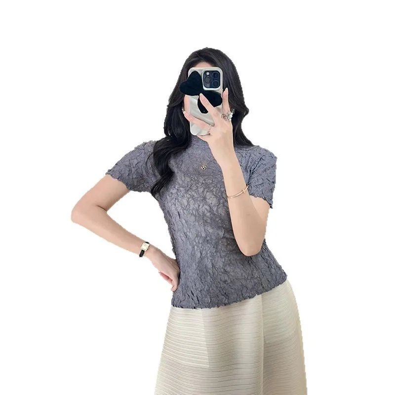 ความรู้สึกการออกแบบรอบคอแขนสั้น Slim จีบเสื้อยืดสีทึบ Miyake 2025 ฤดูร้อนใหม่แฟชั่นผู้หญิงเสื้อ