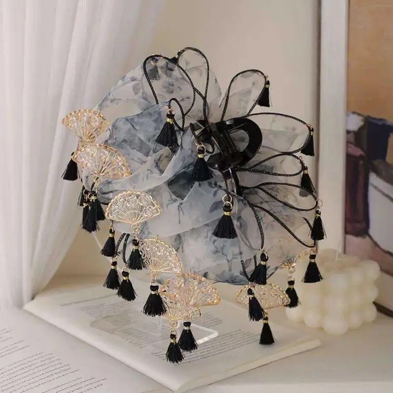 Bedruckte Chiffon-Haarklammer mit goldenen Fächeranhängern und schwarzen Quasten für Hanfu, passend für den täglichen Gebrauch und traditionelle Anlässe. – Detail 1