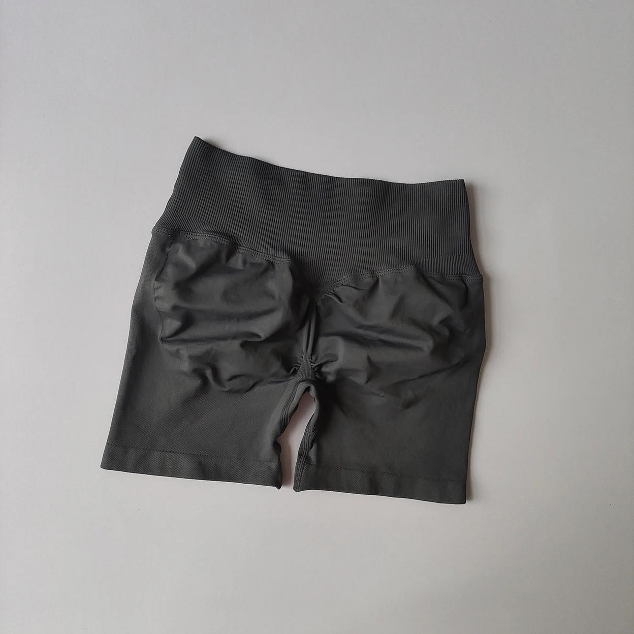 Damen Yoga-Shorts mit Vorderkreuz-Taille, dreiteilig, Hüftstraffend, Schnelltrocknend, Eng Anliegende Sportshorts für Training, Laufen und Fitness – Detail 10