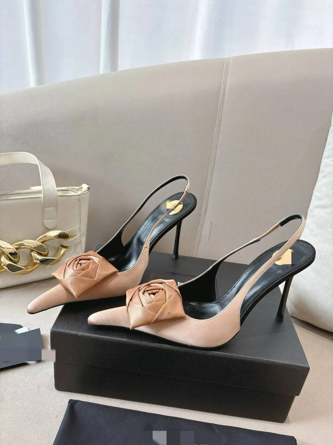 

2026 Summer Women's New Pointed Shallow Mouth Sandals Fashion Show Party Wedding Women's Large Size Stiletto Sandals