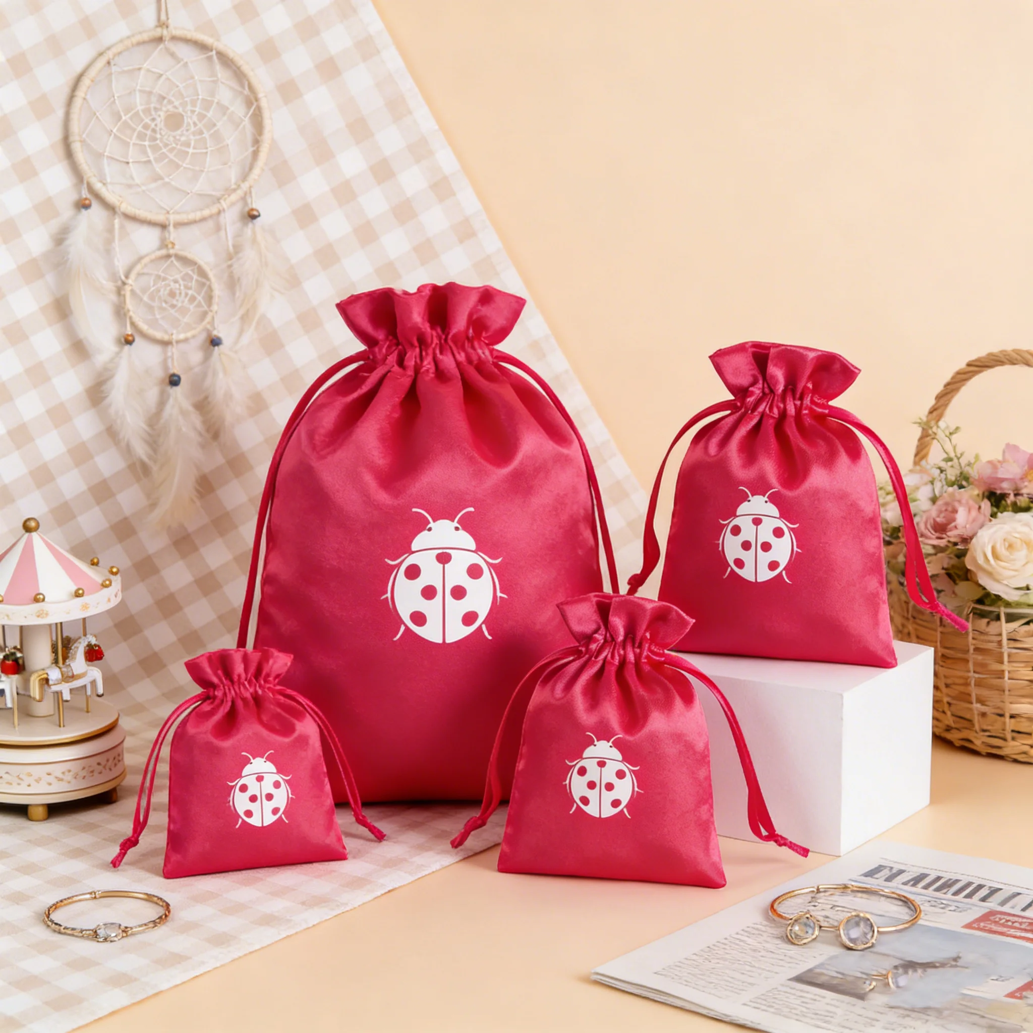 

Персонализированные 100 шт. атласные шелковые замшевые мешочки для упаковки ювелирных изделий с индивидуальным логотипом, органайзеры для серег, ожерелий, брошей