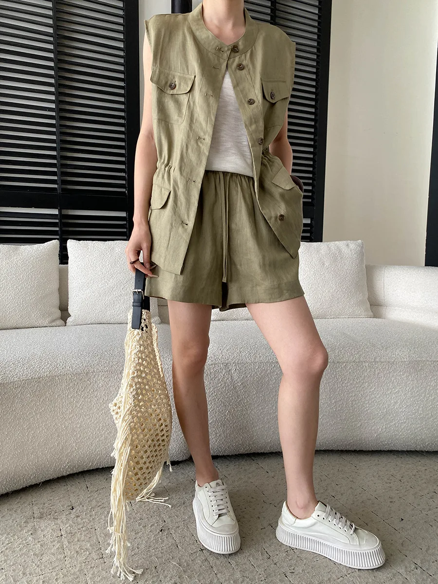 Sommerliches Damen-Set: Lässige, einfarbige Weste mit Stehkragen und Shorts mit Kordelzug – Detail 27