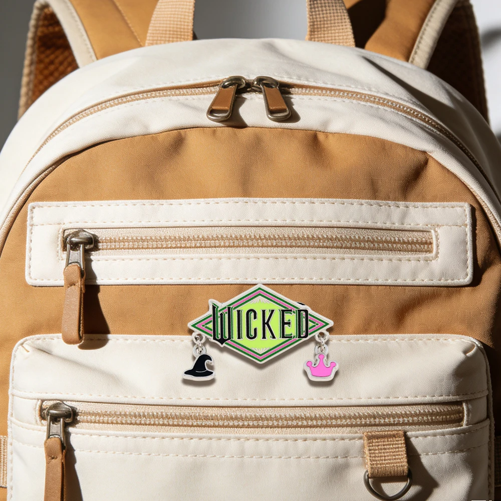 Wicked Musical Emaille-Brosche Hexenhut und Kronen-Anhänger Broadway-inspiriertes Abzeichen Rucksack-Jacken-Accessoire Sammlerstück Geschenk – Detail 11