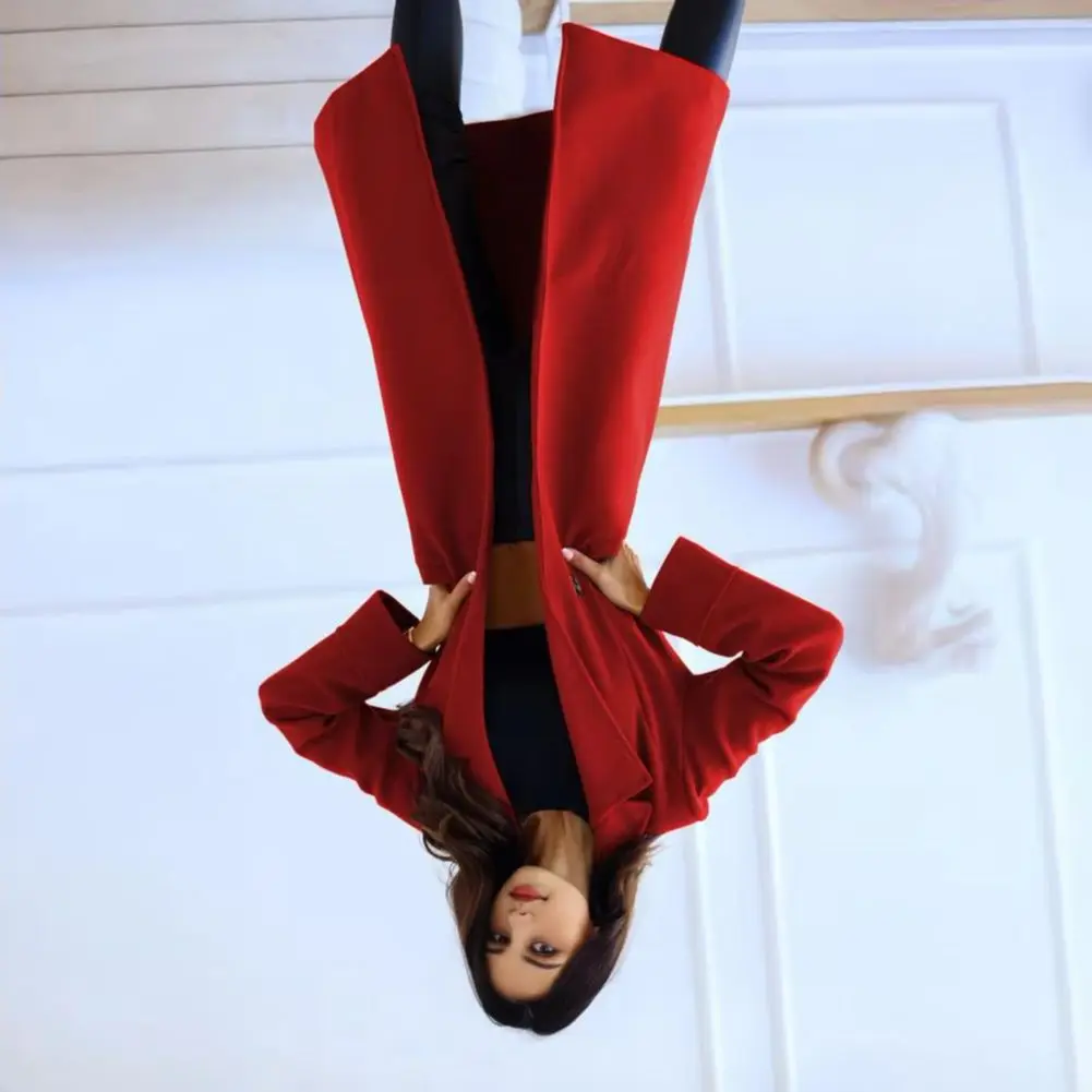 

Пальто с лацканами и длинными рукавами. Элегантный женский плащ из смесовой шерсти с лацканами. Стильный длинный плащ миди на осень.