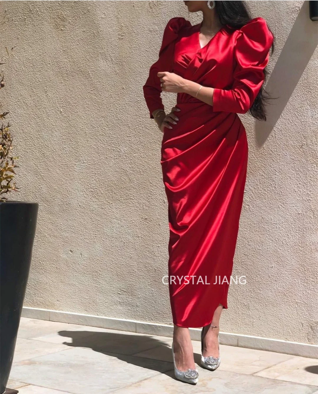 2023 Neuankömmling sexy kurze rote Satin V-Ausschnitt Abendkleider فساتين الس카رة knöchel langes Ballkleid Robe de Soirée für Frauen