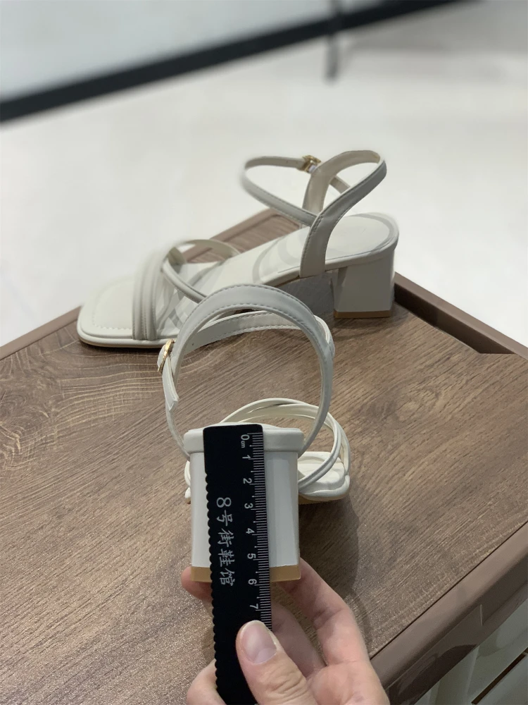 صنادل نسائية بأسلوب خيالي لصيف 2025، تصميم جديد من الجلد بكعب سميك ومقدمة مفتوحة مع حزام وإبزيم، أحذية مريحة للسيدات #1